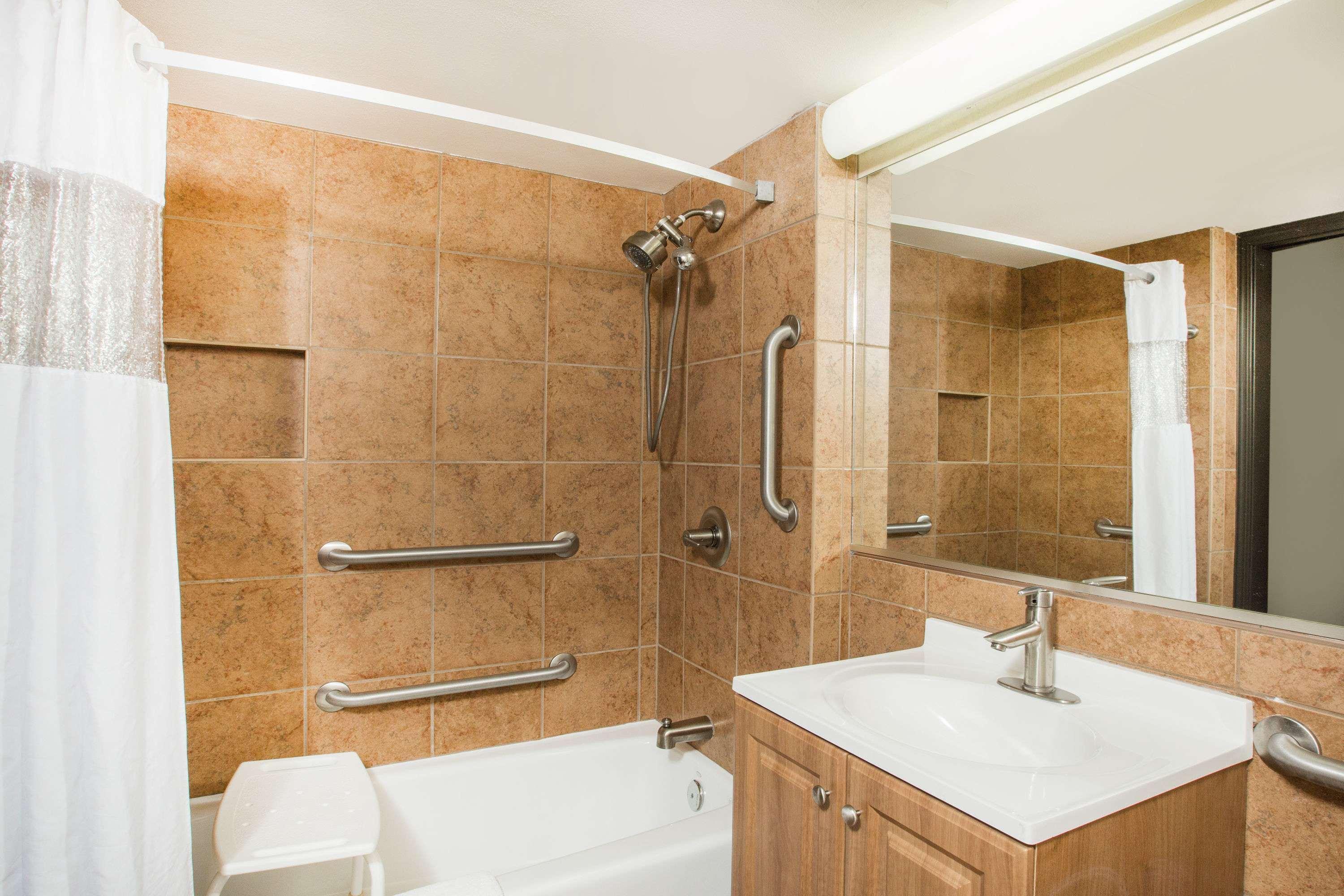 Ramada By Wyndham Des Moines Tropics Resort & Conference Ctr Urbandale Экстерьер фото