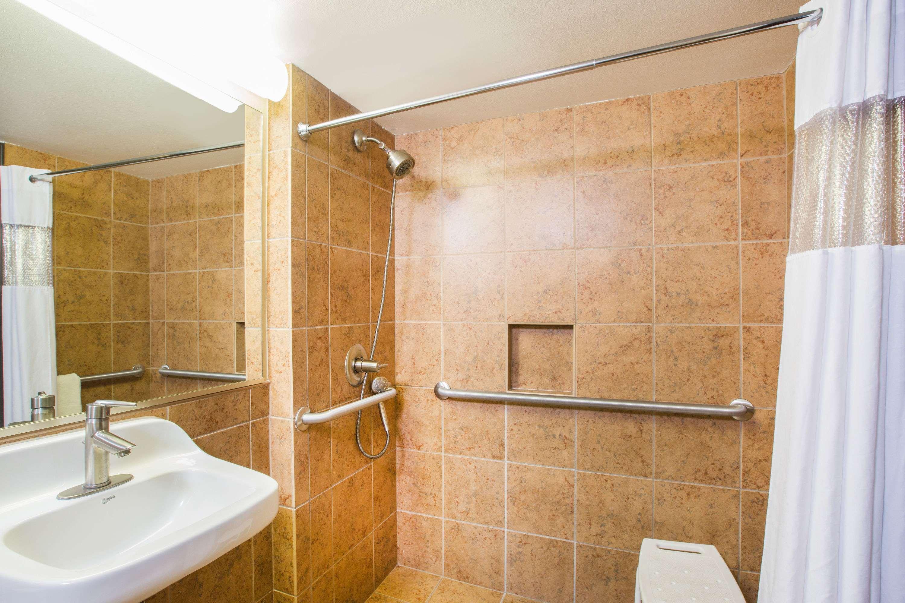 Ramada By Wyndham Des Moines Tropics Resort & Conference Ctr Urbandale Экстерьер фото